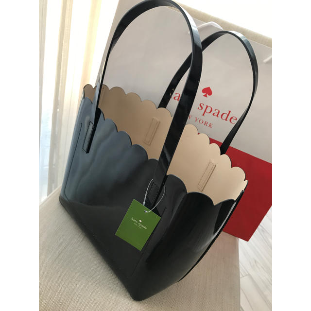 kate spade new york(ケイトスペードニューヨーク)のケイトスペード ❤︎ トート ❤︎ パテントレザー ❤︎ ブラック  フリル レディースのバッグ(トートバッグ)の商品写真