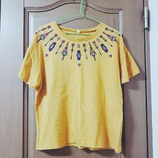 【一部難あり】オルテガ刺繍 Tシャツ カラシ色(Tシャツ(半袖/袖なし))