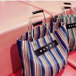 新品即完売MARNIマルニカフェストライプバッグブルーミックス 上質
