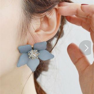 アプワイザーリッシェ(Apuweiser-riche)のアクリルフラワーピアス♡新品(ピアス)