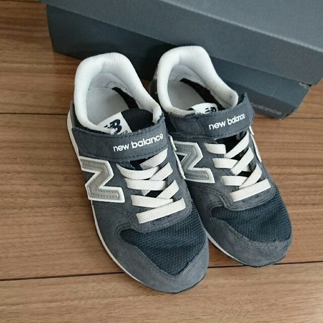 New Balance(ニューバランス)の17センチ ニューバランスkv996 ネイビー スニーカー キッズ/ベビー/マタニティのキッズ靴/シューズ(15cm~)(スニーカー)の商品写真