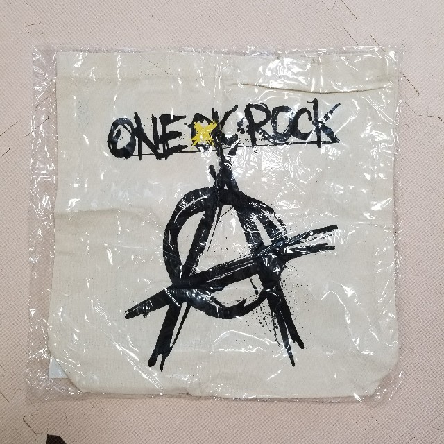 ONE OK ROCK(ワンオクロック)のONE OK ROCK　トートバッグ　白 エンタメ/ホビーのタレントグッズ(ミュージシャン)の商品写真