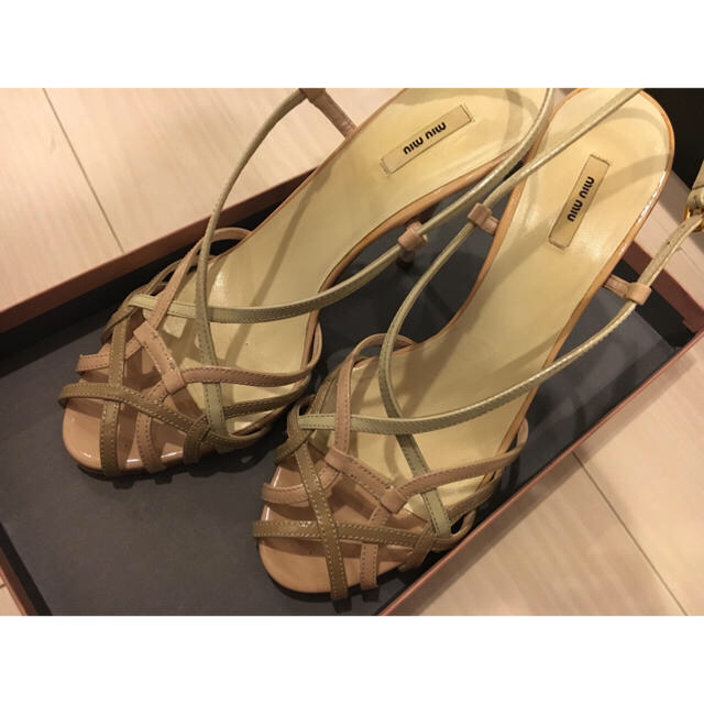 miumiu(ミュウミュウ)のmiumiu春エナメルサンダル レディースの靴/シューズ(サンダル)の商品写真