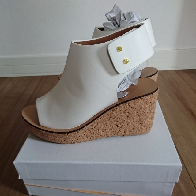 Mila Owen(ミラオーウェン)のミラオーウェン 新品 コルク ウェッジ サンダル 白 ホワイト レディースの靴/シューズ(サンダル)の商品写真