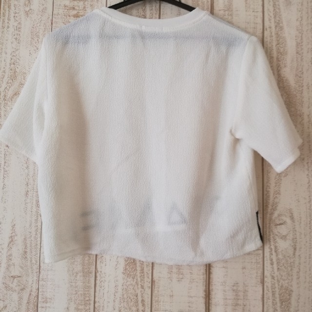 Bershka(ベルシュカ)の白Tシャツ レディースのトップス(Tシャツ(半袖/袖なし))の商品写真
