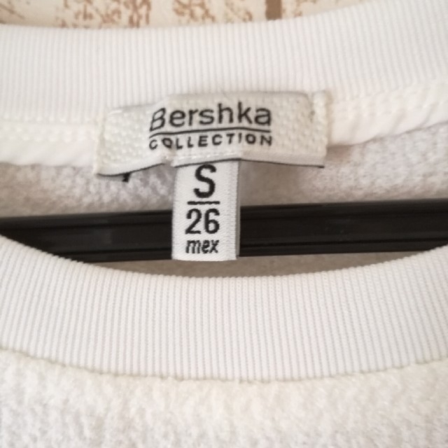 Bershka(ベルシュカ)の白Tシャツ レディースのトップス(Tシャツ(半袖/袖なし))の商品写真