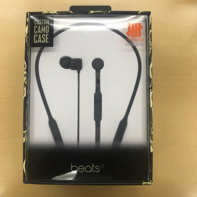 UNDEFEATED(アンディフィーテッド)の込 最安 beats x UNDEFEATED ワイヤレスイヤホン スマホ/家電/カメラのオーディオ機器(ヘッドフォン/イヤフォン)の商品写真