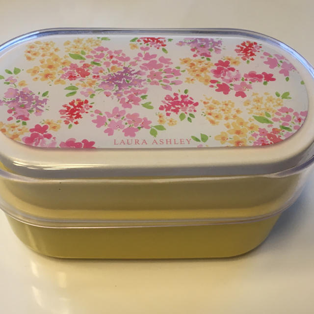 LAURA ASHLEY(ローラアシュレイ)のローラアシュレイ二段弁当箱 インテリア/住まい/日用品のキッチン/食器(弁当用品)の商品写真