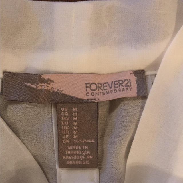 FOREVER 21(フォーエバートゥエンティーワン)のフォーエバー21 ブラウス 美品 レディースのトップス(シャツ/ブラウス(半袖/袖なし))の商品写真