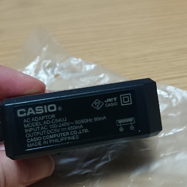 CASIO(カシオ)のCASIO ACアダプター スマホ/家電/カメラのスマートフォン/携帯電話(バッテリー/充電器)の商品写真