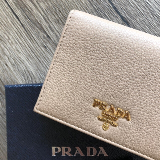 PRADA(プラダ)の新品‼︎ 新入荷☆ プラダ ソフトレザー 折り財布 カメオ ベージュ 大人気 レディースのファッション小物(財布)の商品写真