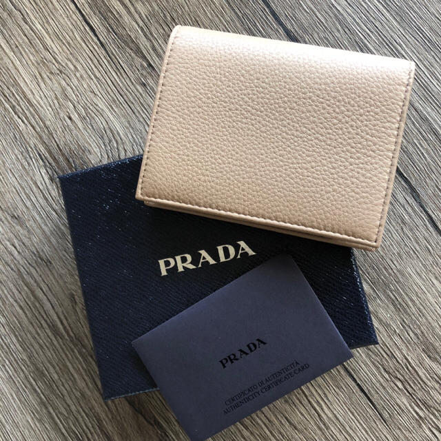 PRADA(プラダ)の新品‼︎ 新入荷☆ プラダ ソフトレザー 折り財布 カメオ ベージュ 大人気 レディースのファッション小物(財布)の商品写真