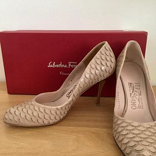 サルヴァトーレフェラガモ(Salvatore Ferragamo)の  Ferragamo 美品！22.5cm パンプス(ハイヒール/パンプス)