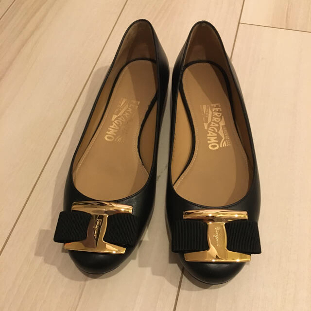 独特の素材 【20日までお取り置き中】フェラガモ - Ferragamo フラットシューズ 正規品 美品 黒 バレエシューズ