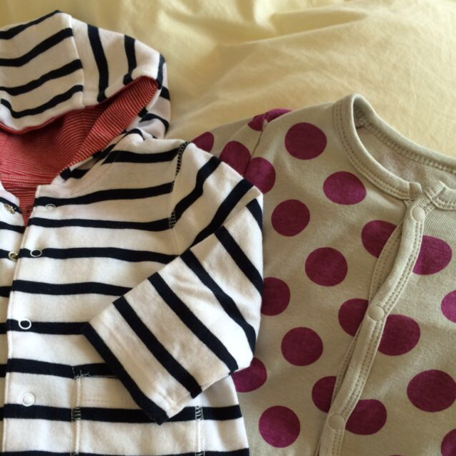 babyGAP(ベビーギャップ)のGapパーカー＆ノーブランドロンパース キッズ/ベビー/マタニティのキッズ服女の子用(90cm~)(その他)の商品写真