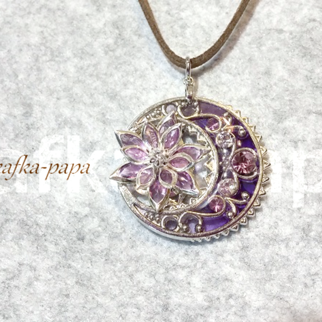 紫睡蓮と三日月のペンダント ハンドメイドのアクセサリー(ネックレス)の商品写真