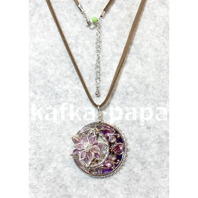 紫睡蓮と三日月のペンダント ハンドメイドのアクセサリー(ネックレス)の商品写真