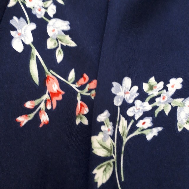 しまむら(シマムラ)のしまむら　ウエストリボン花柄ミディアム丈スカート レディースのスカート(ひざ丈スカート)の商品写真