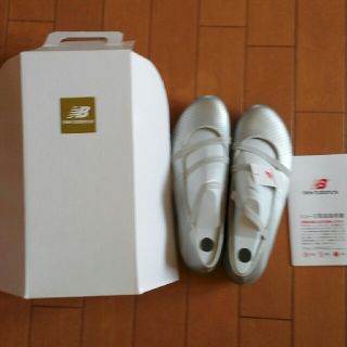 ニューバランス(New Balance)のイザベル様専用　新品　レディース　ニューバランス　シルバーシューズ　23.5(スニーカー)