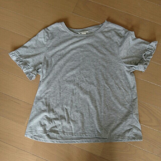 H&M(エイチアンドエム)のH&M   袖フリル Tシャツ レディースのトップス(Tシャツ(半袖/袖なし))の商品写真