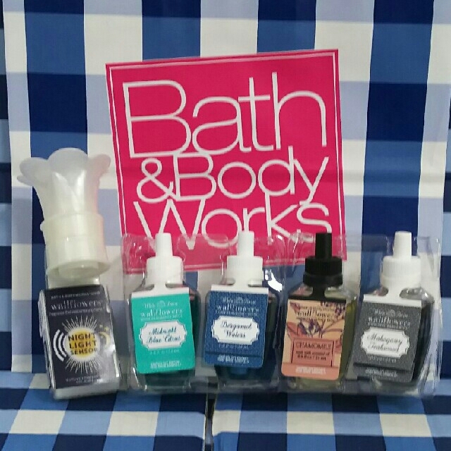 Bath & Body Works(バスアンドボディーワークス)のバスアンドボディワークス ウォールフラワー りフィル&プラグ コスメ/美容のリラクゼーション(アロマポット/アロマランプ/芳香器)の商品写真