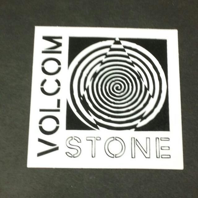 volcom(ボルコム)のVOLCOM ボルコム【STONE STICKER】白/黒 6cm ステッカー  スポーツ/アウトドアのスノーボード(アクセサリー)の商品写真