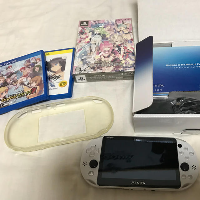 PlayStation Vita(プレイステーションヴィータ)のPSVITA  白 ソフト付き　 エンタメ/ホビーのゲームソフト/ゲーム機本体(携帯用ゲーム機本体)の商品写真