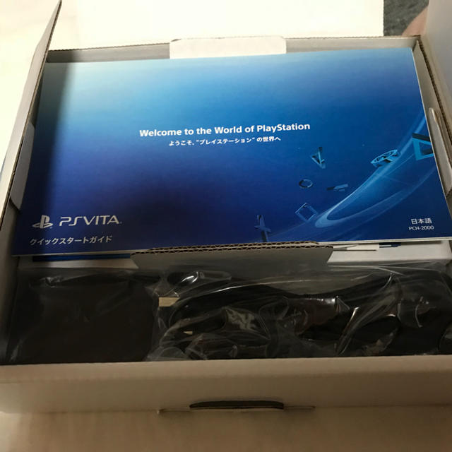 PlayStation Vita(プレイステーションヴィータ)のPSVITA  白 ソフト付き　 エンタメ/ホビーのゲームソフト/ゲーム機本体(携帯用ゲーム機本体)の商品写真