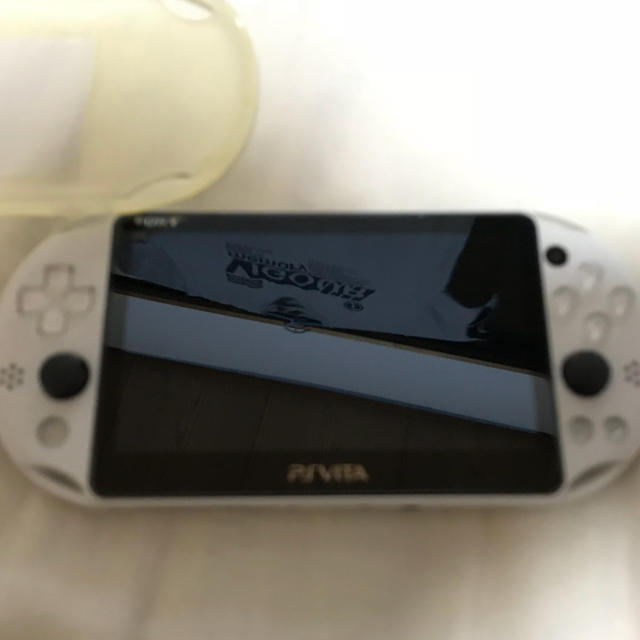 PlayStation Vita(プレイステーションヴィータ)のPSVITA  白 ソフト付き　 エンタメ/ホビーのゲームソフト/ゲーム機本体(携帯用ゲーム機本体)の商品写真