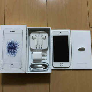アップル(Apple)の【新品未使用】iPhoneSE 32G シルバー 本体 SIMフリー(スマートフォン本体)