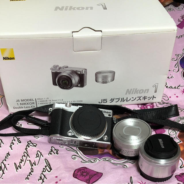 Nikon(ニコン)の【期間限定値下げ中】Nikon 1j5 ダブルレンズキット スマホ/家電/カメラのカメラ(ミラーレス一眼)の商品写真
