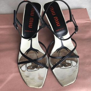 ミュウミュウ(miumiu)の格安 miu miu サンダル 黒 39.5 ミュウミュウ(サンダル)