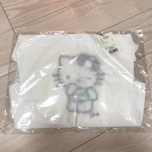 Rady(レディー)のRady ハローキティビキニビジューTシャツ 新品 6月10日まで レディースのトップス(Tシャツ(半袖/袖なし))の商品写真