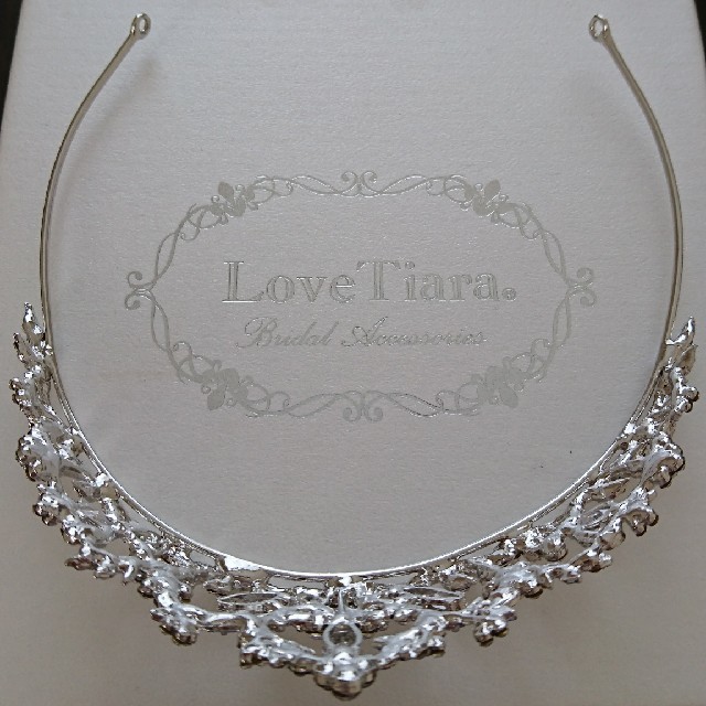 Vera Wang(ヴェラウォン)の【美品】ラブティアラ loveTiara ティアラ ハンドメイドのウェディング(ヘッドドレス/ドレス)の商品写真