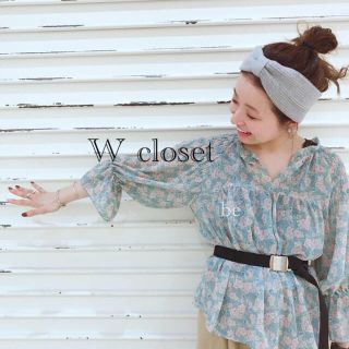 ダブルクローゼット(w closet)の新品タグ付き❤︎W closet花柄シフォン型シャーリングブラウス（ブラック）(シャツ/ブラウス(長袖/七分))