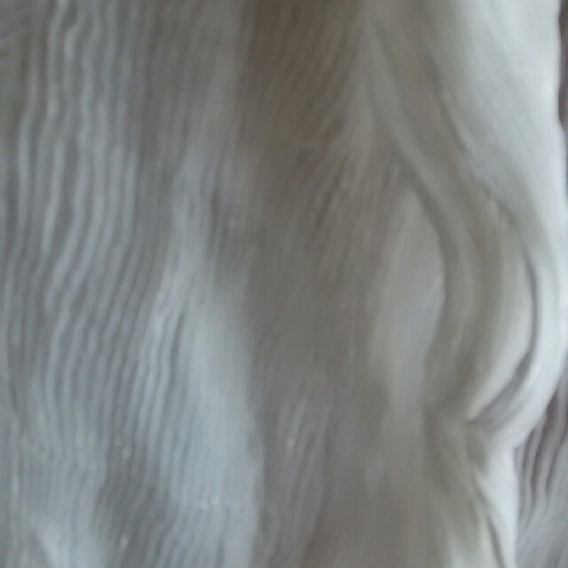 ISSEY MIYAKE(イッセイミヤケ)のイッセイミヤケ シルバーラメのある白のアウター レディースのトップス(カーディガン)の商品写真