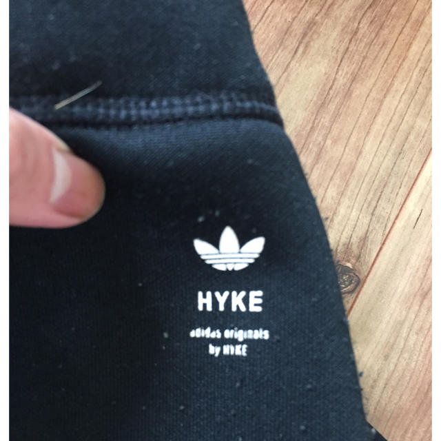 HYKE(ハイク)のHYKE アディダス レディースのパンツ(クロップドパンツ)の商品写真