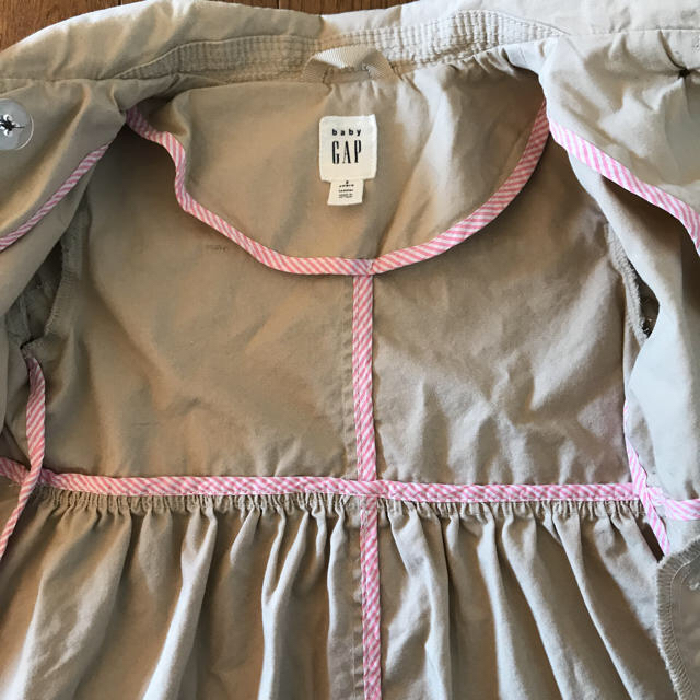 babyGAP(ベビーギャップ)のbaby GAP トレンチコート 女の子 キッズ/ベビー/マタニティのキッズ服女の子用(90cm~)(ジャケット/上着)の商品写真