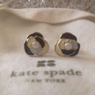 ケイトスペードニューヨーク(kate spade new york)のKate spade フラワーピアス(ピアス)