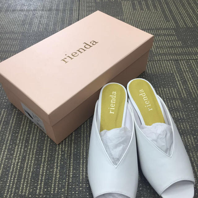 rienda(リエンダ)のriendaミュールサンダル新品未使用ホワイト 白色Mサイズ レディースの靴/シューズ(ミュール)の商品写真