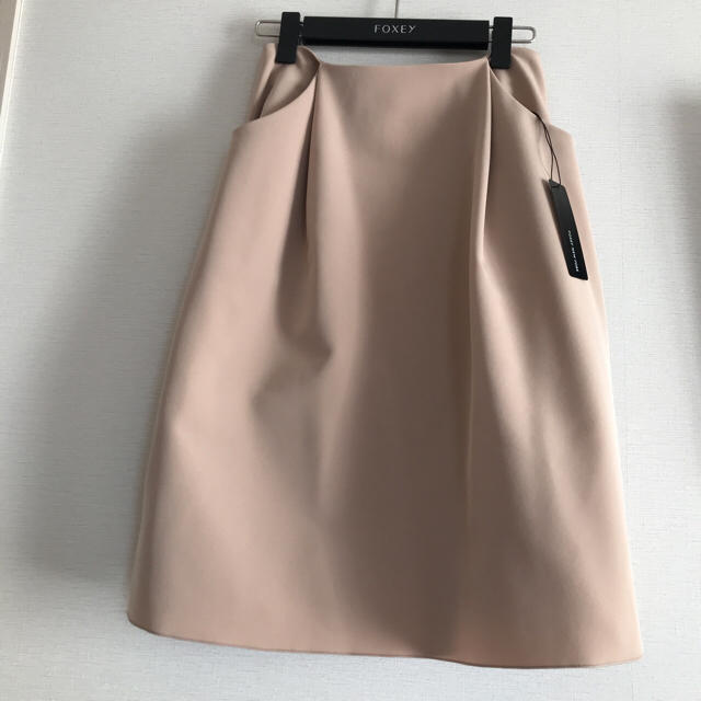 FOXEY(フォクシー)のFOXEY イリプスフレア  38 ミルクティ 2018年増産 未使用 レディースのスカート(ひざ丈スカート)の商品写真