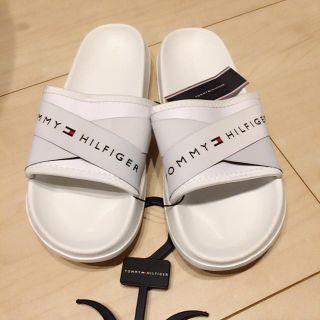 トミーヒルフィガー(TOMMY HILFIGER)の【新品未使用】tommy hilfiger 限定ロゴ入りサンダル 白 レディース(サンダル)