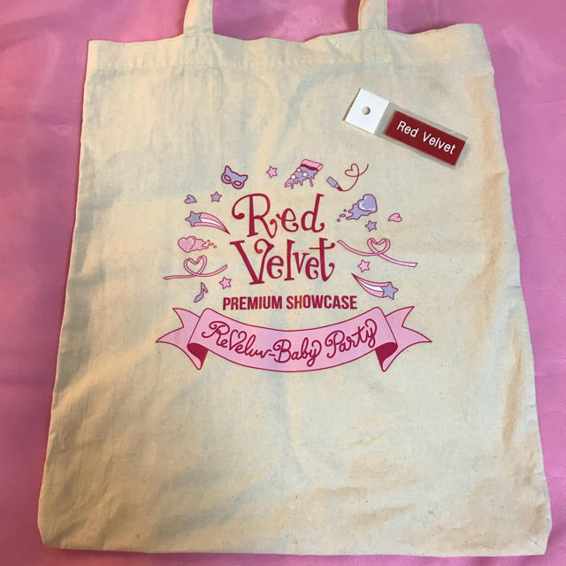 Red Velvet  トートバッグ バッチ エンタメ/ホビーのタレントグッズ(アイドルグッズ)の商品写真