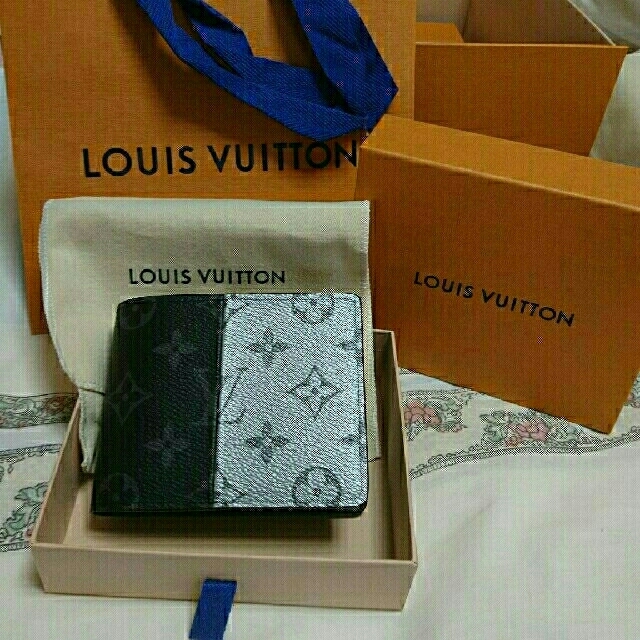 LOUIS VUITTON(ルイヴィトン)の専用！新品未使用ルイヴィトン限定刻印入り2018SS シルバー二つ折財布 メンズのファッション小物(折り財布)の商品写真