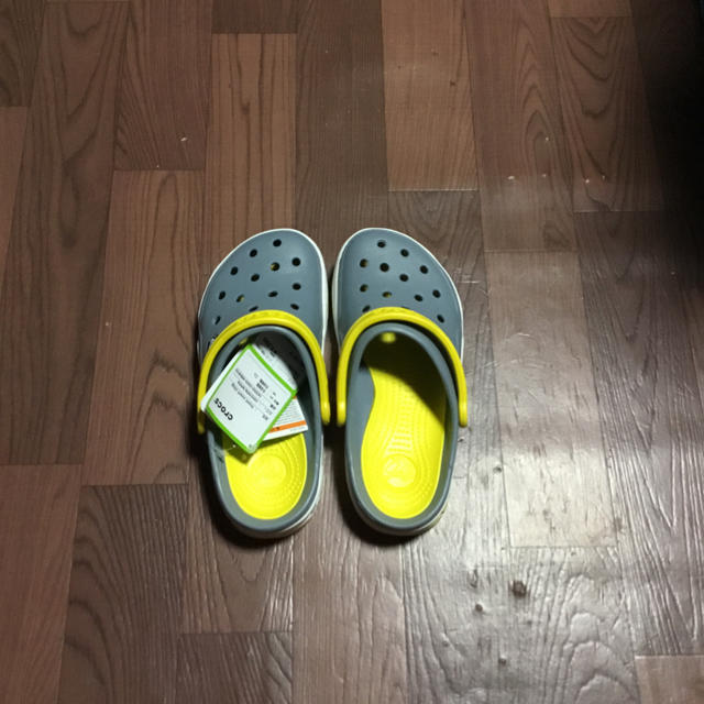 crocs(クロックス)のクロックス 28cm グレー ホワイト イエロー フロント コート クロッグ メンズの靴/シューズ(サンダル)の商品写真