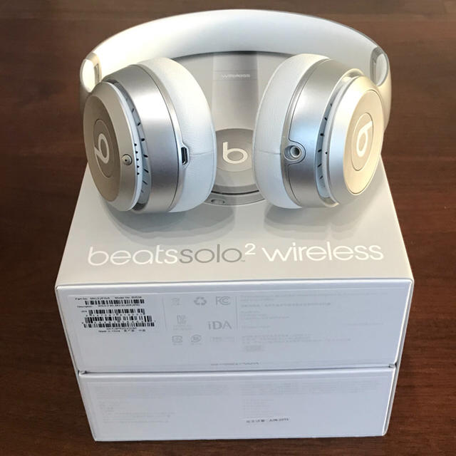 beats solo2 wireless silver