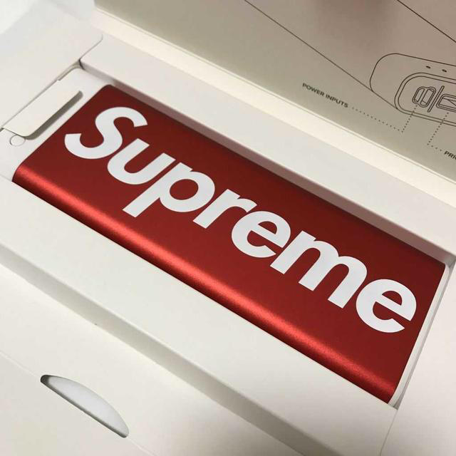 Supreme(シュプリーム)の今週限り値下げ！ Supreme モバイルバッテリー スマホ/家電/カメラのスマートフォン/携帯電話(バッテリー/充電器)の商品写真