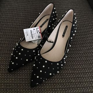 ザラ(ZARA)の【新品未使用】ZARA パールブラックパンプス 39(ハイヒール/パンプス)