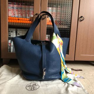 エルメス(Hermes)の新品同様 エルメス ピコタンロックGM ブルーインディゴ トリヨン ツイリー付 (ハンドバッグ)