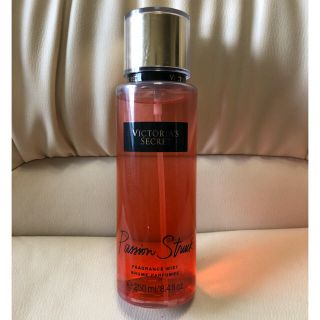 ヴィクトリアズシークレット(Victoria's Secret)の新品未使用 VS Passion Struck Body Mist(香水(女性用))